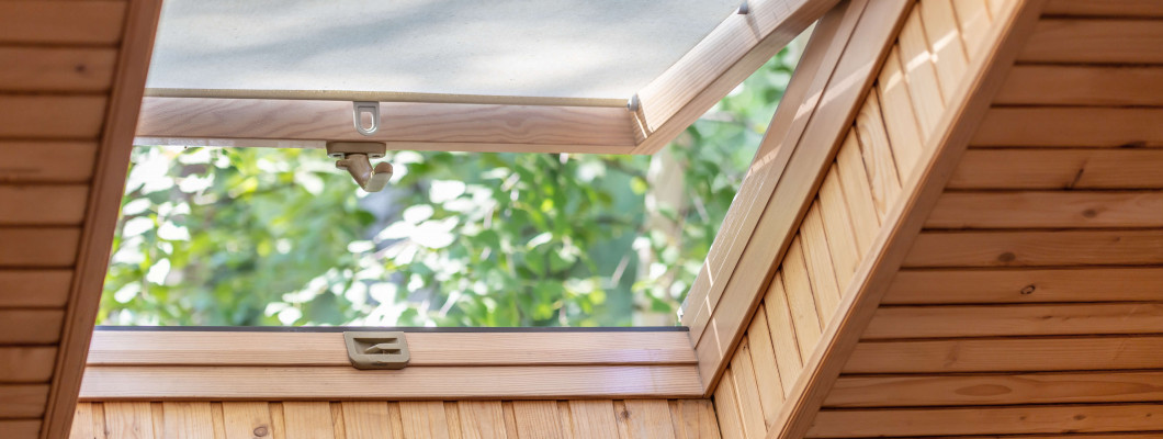 Jak wybrać rolety na okna dachowe?