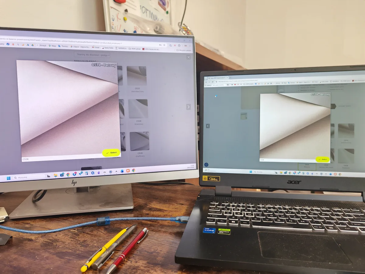 Zdjęcie tkaniny C534 Beżowy otwarte jednocześnie na monitorze biurowym i laptopie — dwa różne odcienie tej samej tkaniny