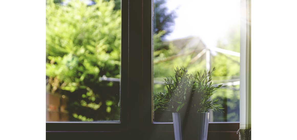 Poradnik: jak zamontować moskitierę w oknie? | rollcenter.pl