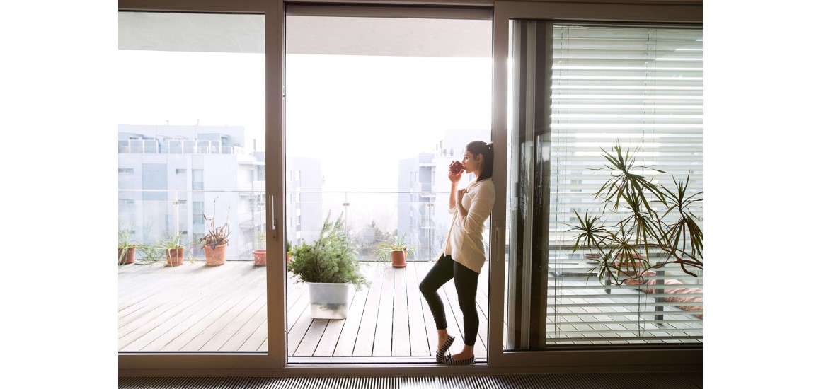 Jakie rolety wybrać na drzwi tarasowe przesuwne?