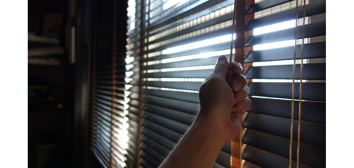 Jaki kolor rolet lepiej wybrać? Jasny czy ciemny?