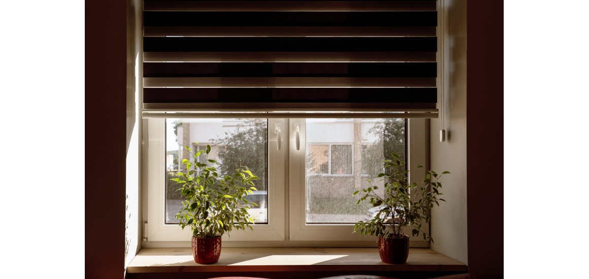 Zapewnienie prywatności i ochrona przed nadmiernym nagrzewaniem się pomieszczeń, dzięki roletom