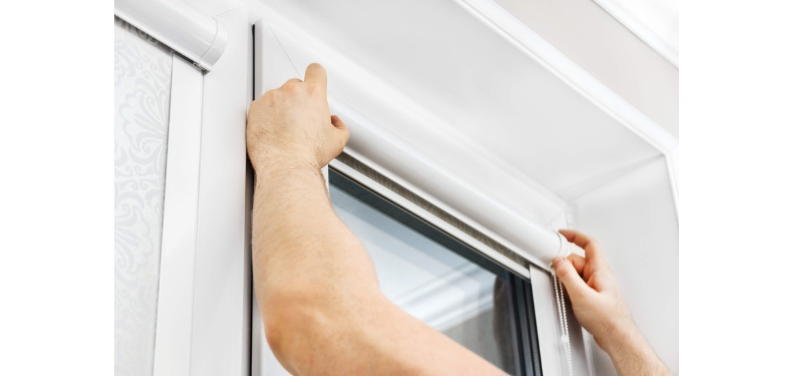 Montaż rolet i plis bez wiercenia i wkręcania? Oto sposób bezinwazyjny