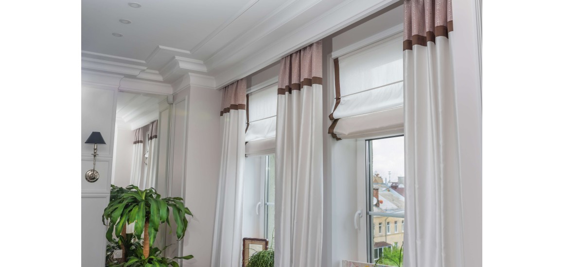 Użycie rolet nie wyklucza korzystania z firany. Aranżacja, która może się uzupełniać